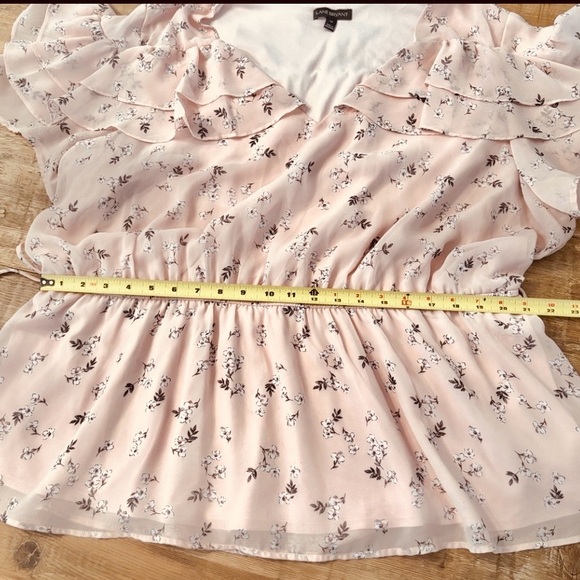 Lane Bryant Ruffled V-Neck Top. Women’s Sz-22 3X Pink Floral. EUC Flattering. - Picture 5 of 10